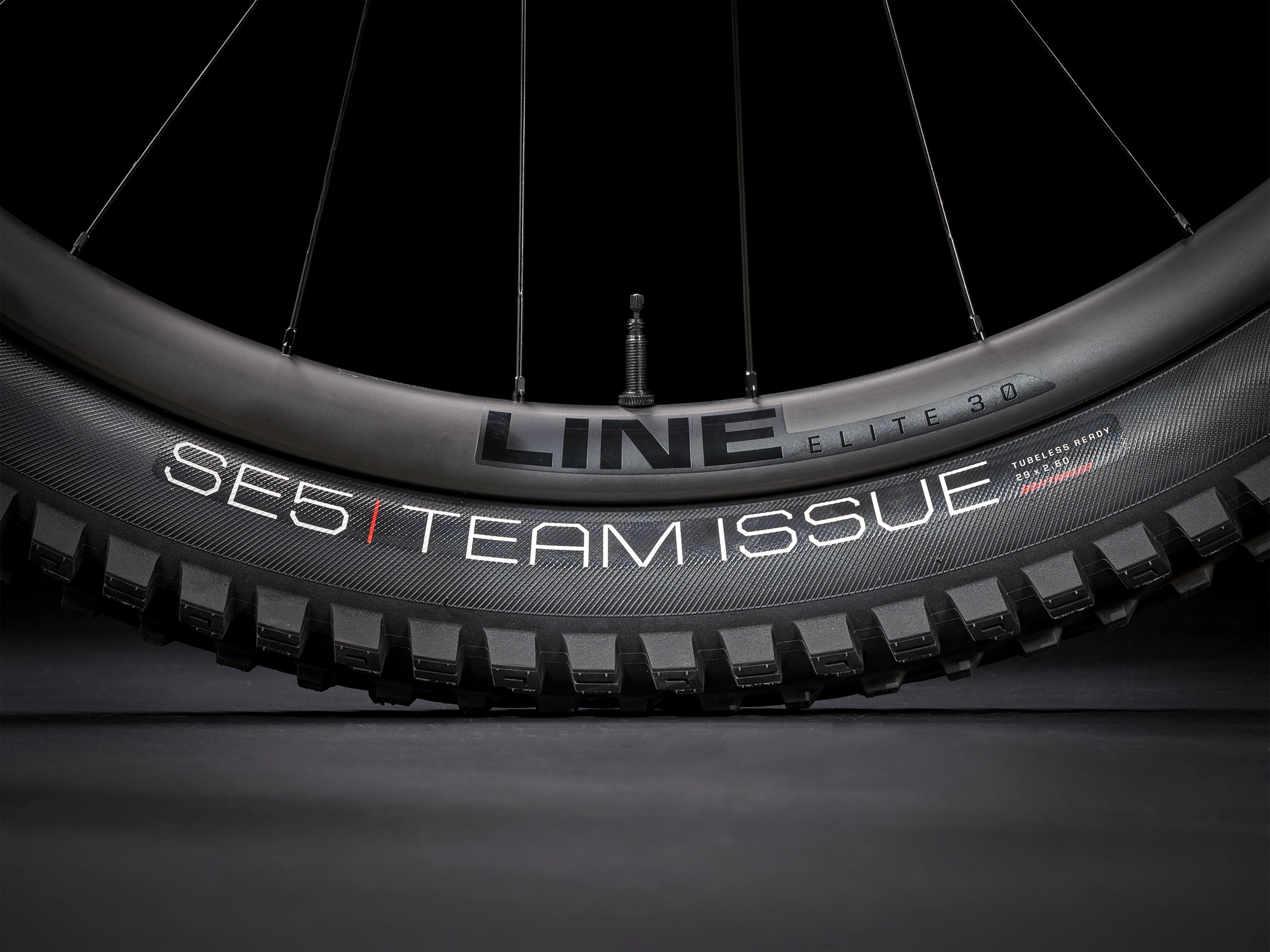 Trek Slash 9.9 XX1 FA ML 29 Radioactive Coral To Yellow - WERKSTATT17 Bikeshop 8 Trek Slash 9.9 XX1 FA ML 29 Radioactive Coral To Yellow - WERKSTATT17 Bikeshop – Bild 6